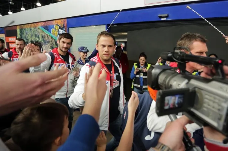 Na zagrebačkom aerodromu Pleso dočekali su ih razdragani navijači.