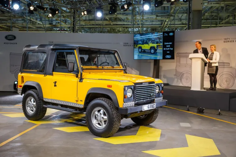 Legendarni Land Rover Defender nakon 68 godina proizvodnje odlazi u mirovinu.
