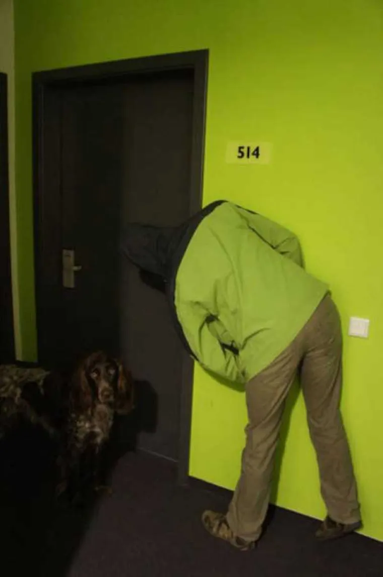 Koliko gode se trudili iskombinirati odjeću, koliko god mislili da vam je uzorak na haljini originalan, negdje vreba ovakva situacija. Pitanje je samo hoćete li se naći na pravom mjestu odjeveni u pravu kombinaciju.