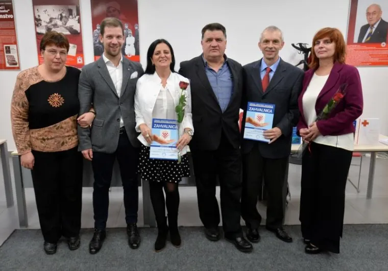 Medicinska sestra Marica Ćavar i liječnik Dražen Gorjanski ovogodišnji su izbor Udruge hrvatskih pacijenata (UHP) za najsestru i najliječnika u 2015. godini, priznanja koje ta udruga proteklih deset godina dodjeljuje na osnovu prijedloga koje im pristižu od pacijenata ili zdravstvenih djelatnika.  Predsjednik UHP-a Marijo Drlje, koji je dobitnicima uručio zahvale u ime pacijenata, rekao je kako udruga želi jednom godišnje odati priznanje liječnicima i medicinskim sestrama za sve što čine za pacijente i javni zdravstveni sustav.