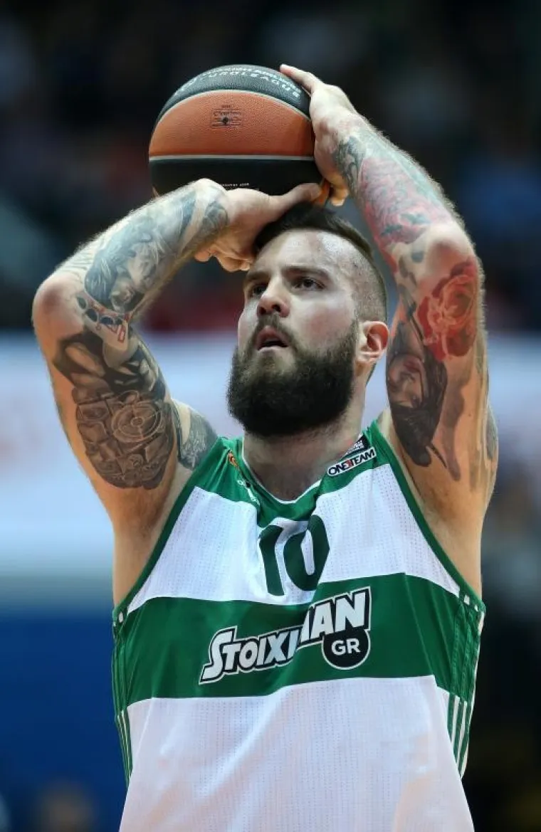 Raduljica na liniji slobodnih bacanja.