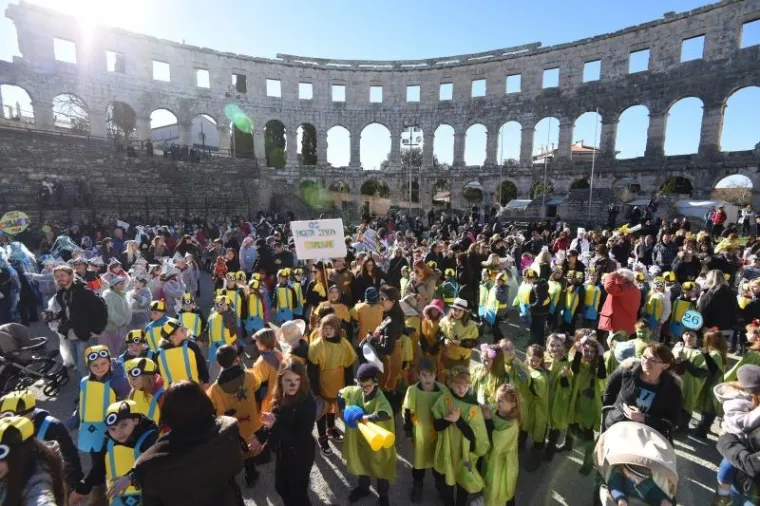 U pulskoj Areni održan je tradicionalni Dječji karneval namijenjen djeci pred&scaron;kolskog i &scaron;kolskog uzrasta. Sedamnaesti po redu Dječji karneval i ove je godine organiziralo Dru&scaron;tvo Na&scaron;a djeca Pula, pod pokroviteljstvom Grada Pule i Arheolo&scaron;kog muzeja.
