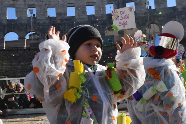 U pulskoj Areni održan je tradicionalni Dječji karneval namijenjen djeci pred&scaron;kolskog i &scaron;kolskog uzrasta. Sedamnaesti po redu Dječji karneval i ove je godine organiziralo Dru&scaron;tvo Na&scaron;a djeca Pula, pod pokroviteljstvom Grada Pule i Arheolo&scaron;kog muzeja.