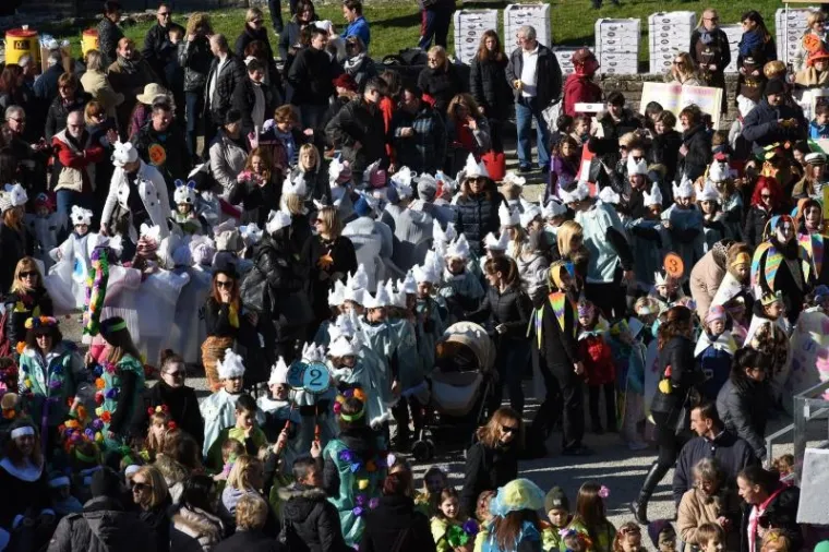 U pulskoj Areni održan je tradicionalni Dječji karneval namijenjen djeci pred&scaron;kolskog i &scaron;kolskog uzrasta. Sedamnaesti po redu Dječji karneval i ove je godine organiziralo Dru&scaron;tvo Na&scaron;a djeca Pula, pod pokroviteljstvom Grada Pule i Arheolo&scaron;kog muzeja.