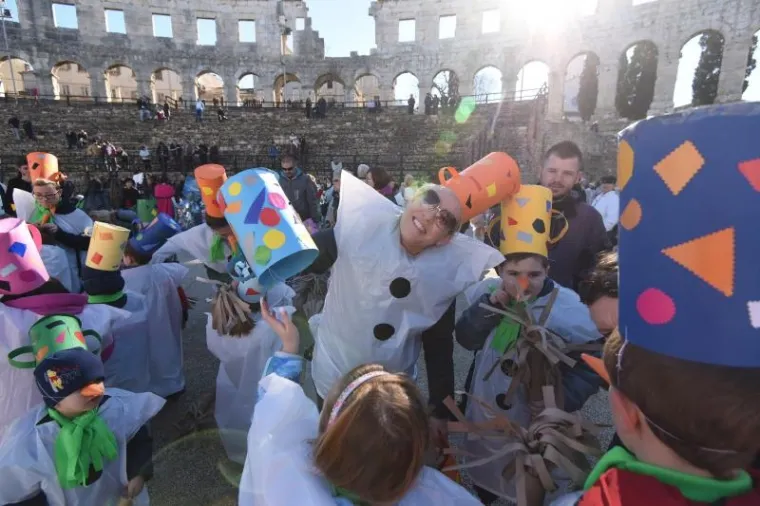 U pulskoj Areni održan je tradicionalni Dječji karneval namijenjen djeci pred&scaron;kolskog i &scaron;kolskog uzrasta. Sedamnaesti po redu Dječji karneval i ove je godine organiziralo Dru&scaron;tvo Na&scaron;a djeca Pula, pod pokroviteljstvom Grada Pule i Arheolo&scaron;kog muzeja.