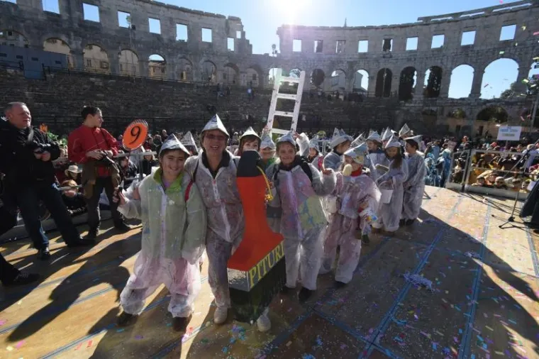 U pulskoj Areni održan je tradicionalni Dječji karneval namijenjen djeci pred&scaron;kolskog i &scaron;kolskog uzrasta. Sedamnaesti po redu Dječji karneval i ove je godine organiziralo Dru&scaron;tvo Na&scaron;a djeca Pula, pod pokroviteljstvom Grada Pule i Arheolo&scaron;kog muzeja.