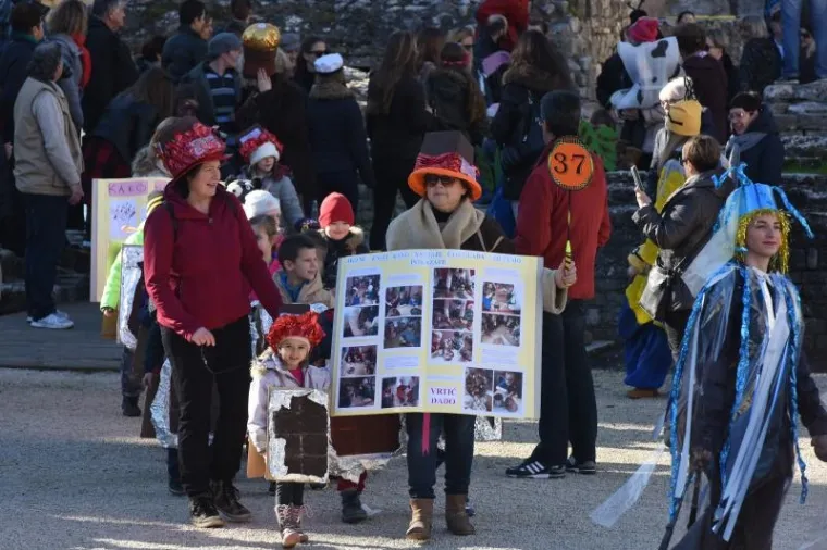 U pulskoj Areni održan je tradicionalni Dječji karneval namijenjen djeci pred&scaron;kolskog i &scaron;kolskog uzrasta. Sedamnaesti po redu Dječji karneval i ove je godine organiziralo Dru&scaron;tvo Na&scaron;a djeca Pula, pod pokroviteljstvom Grada Pule i Arheolo&scaron;kog muzeja.