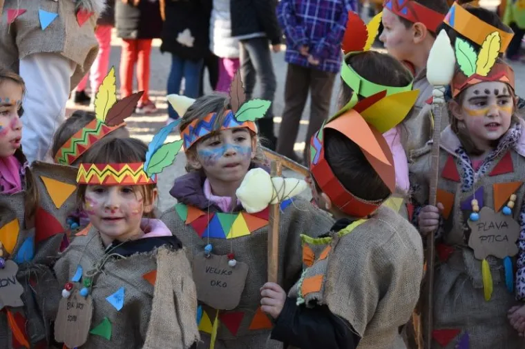 U pulskoj Areni održan je tradicionalni Dječji karneval namijenjen djeci pred&scaron;kolskog i &scaron;kolskog uzrasta. Sedamnaesti po redu Dječji karneval i ove je godine organiziralo Dru&scaron;tvo Na&scaron;a djeca Pula, pod pokroviteljstvom Grada Pule i Arheolo&scaron;kog muzeja.