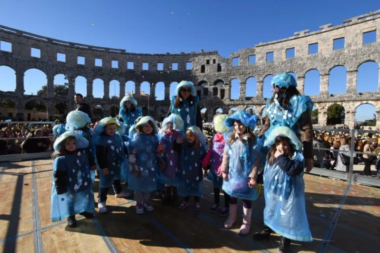 U pulskoj Areni održan je tradicionalni Dječji karneval namijenjen djeci pred&scaron;kolskog i &scaron;kolskog uzrasta. Sedamnaesti po redu Dječji karneval i ove je godine organiziralo Dru&scaron;tvo Na&scaron;a djeca Pula, pod pokroviteljstvom Grada Pule i Arheolo&scaron;kog muzeja.
