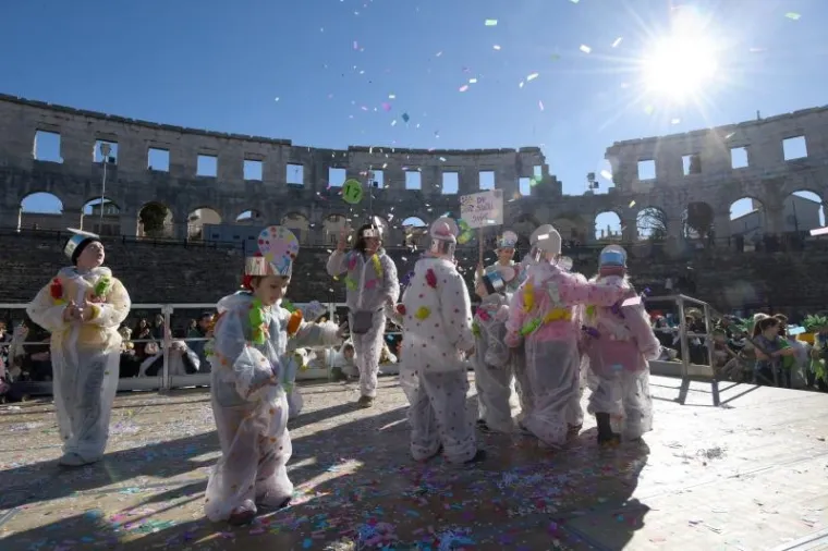 U pulskoj Areni održan je tradicionalni Dječji karneval namijenjen djeci pred&scaron;kolskog i &scaron;kolskog uzrasta. Sedamnaesti po redu Dječji karneval i ove je godine organiziralo Dru&scaron;tvo Na&scaron;a djeca Pula, pod pokroviteljstvom Grada Pule i Arheolo&scaron;kog muzeja.