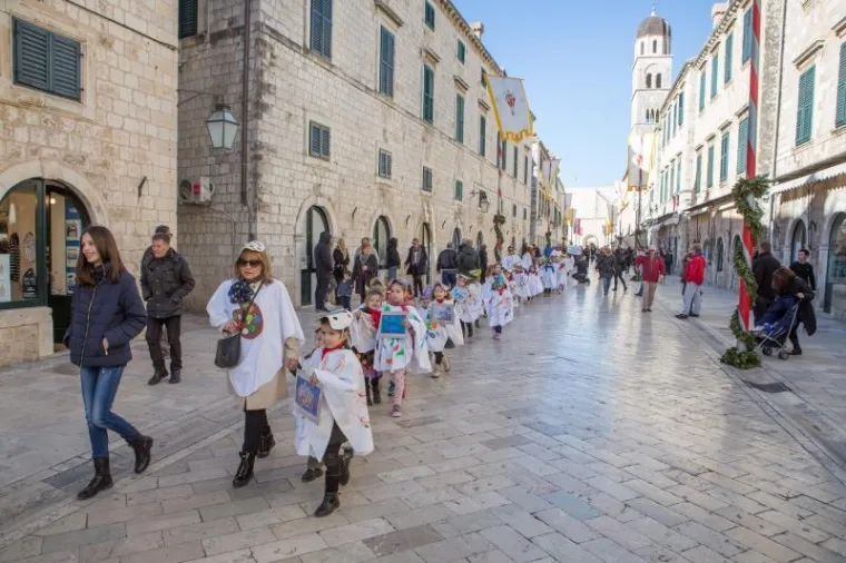 Dječjom povorkom na Stradunu je započeo 17. Dubrovački karnevo.