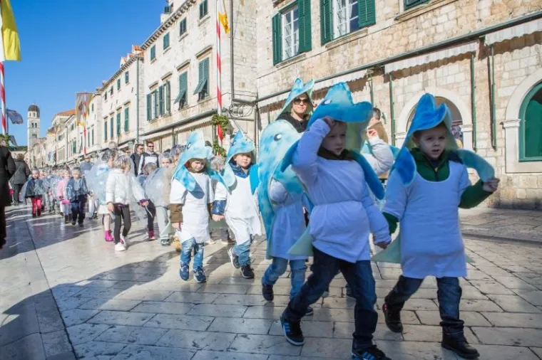 Dječjom povorkom na Stradunu je započeo 17. Dubrovački karnevo.