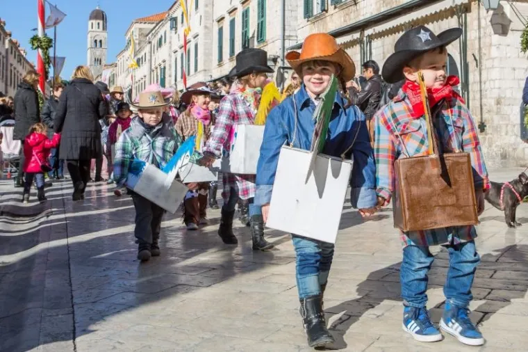 Dječjom povorkom na Stradunu je započeo 17. Dubrovački karnevo.