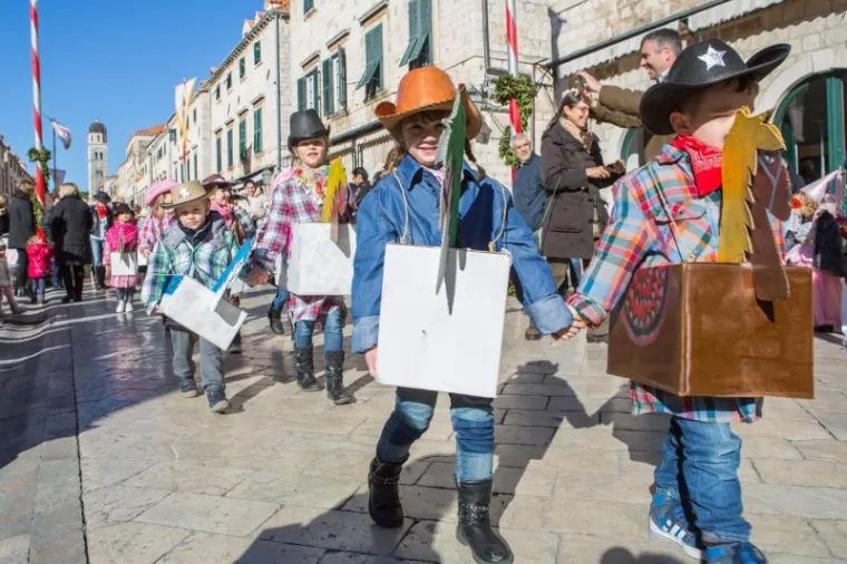 Dječjom povorkom na Stradunu je započeo 17. Dubrovački karnevo.