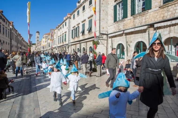 Dječjom povorkom na Stradunu je započeo 17. Dubrovački karnevo.