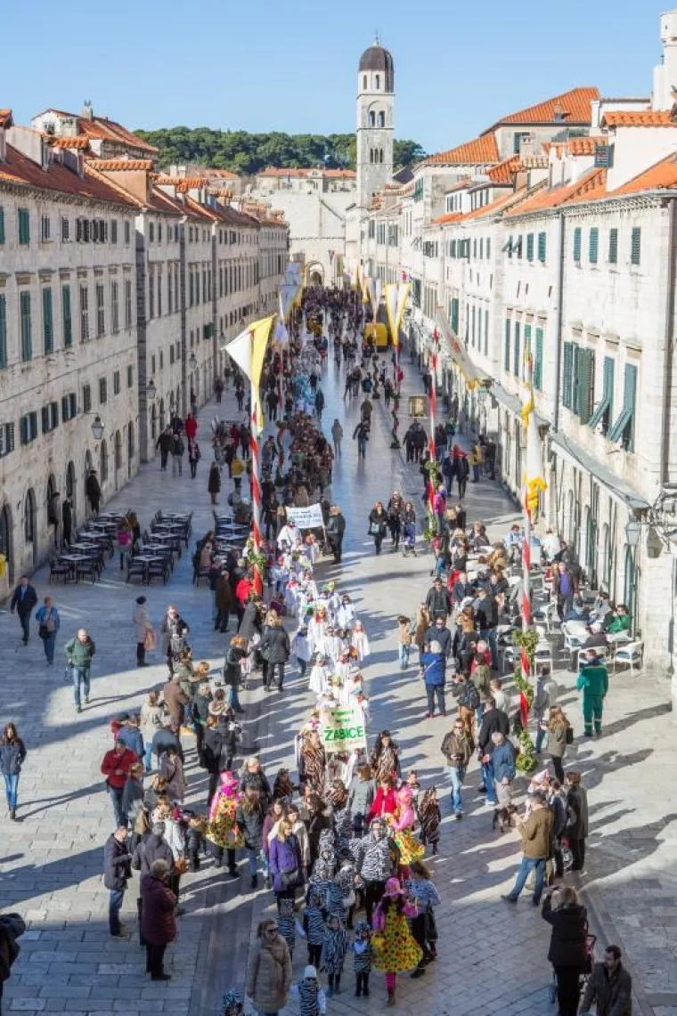 Dječjom povorkom na Stradunu je započeo 17. Dubrovački karnevo.