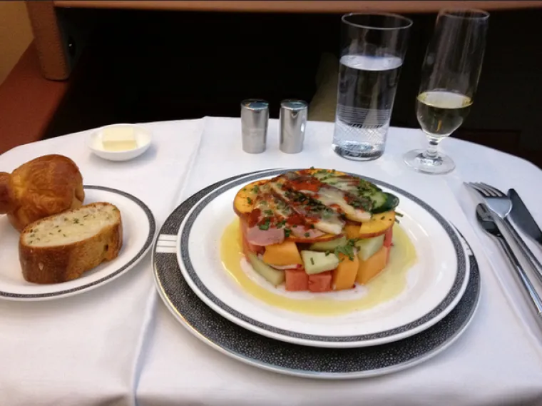 Singapore Airlines -  večera u prvoj klasi, patkica i voćna salata