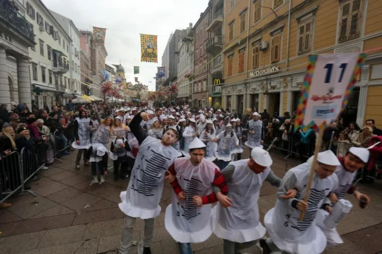 Vi&scaron;e od deset tisuća ljudi pratilo je ma&scaron;karanu povorku na 33. Međunarodnom riječkom karnevalu.