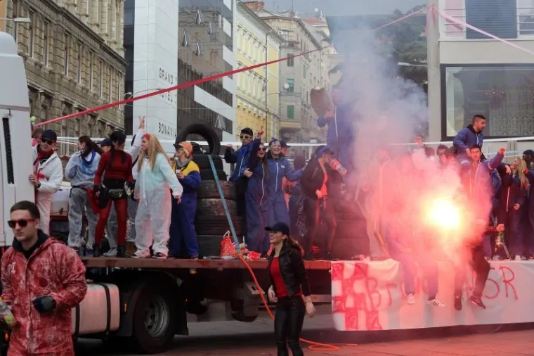Vi&scaron;e od deset tisuća ljudi pratilo je ma&scaron;karanu povorku na 33. Međunarodnom riječkom karnevalu.