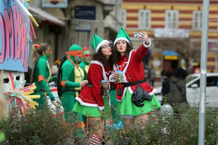 Vi&scaron;e od deset tisuća ljudi pratilo je ma&scaron;karanu povorku na 33. Međunarodnom riječkom karnevalu.
