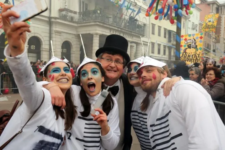 Vi&scaron;e od deset tisuća ljudi pratilo je ma&scaron;karanu povorku na 33. Međunarodnom riječkom karnevalu.