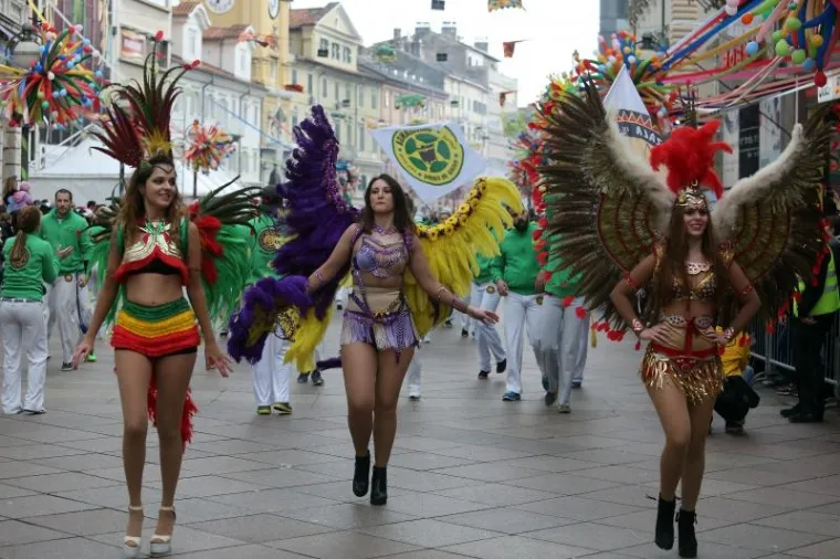 Vi&scaron;e od deset tisuća ljudi pratilo je ma&scaron;karanu povorku na 33. Međunarodnom riječkom karnevalu.