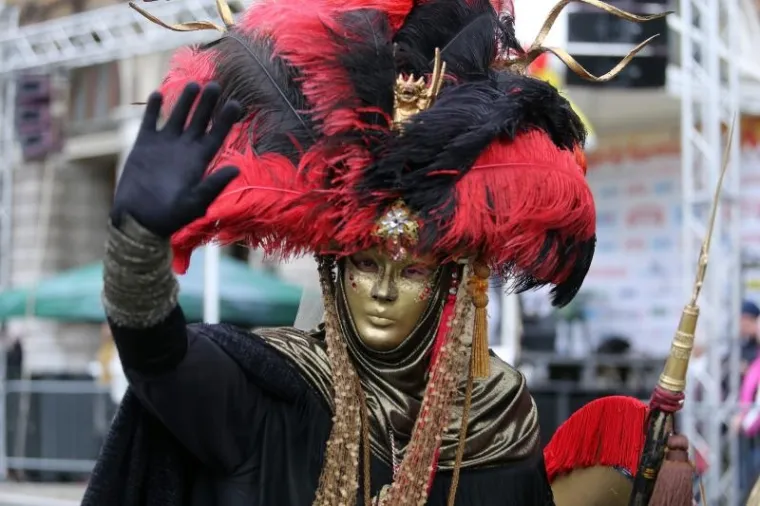 Vi&scaron;e od deset tisuća ljudi pratilo je ma&scaron;karanu povorku na 33. Međunarodnom riječkom karnevalu.