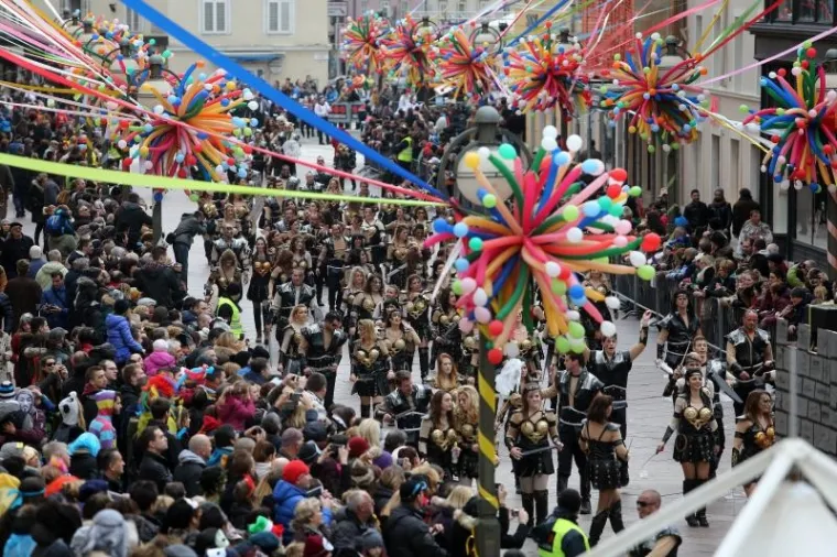Vi&scaron;e od deset tisuća ljudi pratilo je ma&scaron;karanu povorku na 33. Međunarodnom riječkom karnevalu.