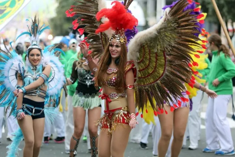 Vi&scaron;e od deset tisuća ljudi pratilo je ma&scaron;karanu povorku na 33. Međunarodnom riječkom karnevalu.