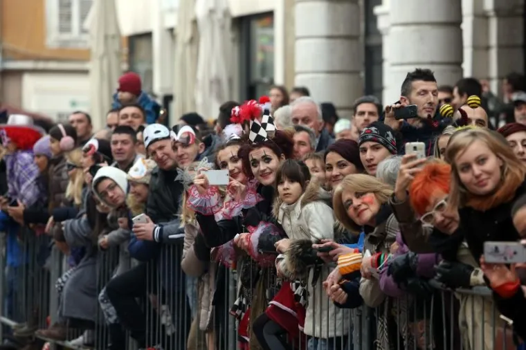 Vi&scaron;e od deset tisuća ljudi pratilo je ma&scaron;karanu povorku na 33. Međunarodnom riječkom karnevalu.