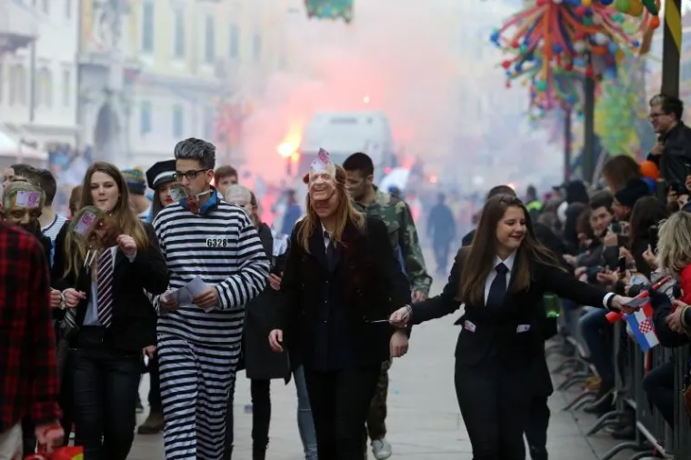 Vi&scaron;e od deset tisuća ljudi pratilo je ma&scaron;karanu povorku na 33. Međunarodnom riječkom karnevalu.