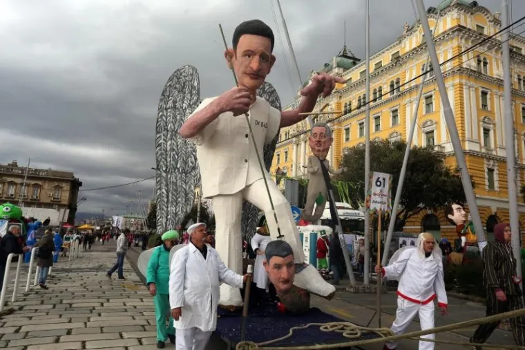 Vi&scaron;e od deset tisuća ljudi pratilo je ma&scaron;karanu povorku na 33. Međunarodnom riječkom karnevalu.