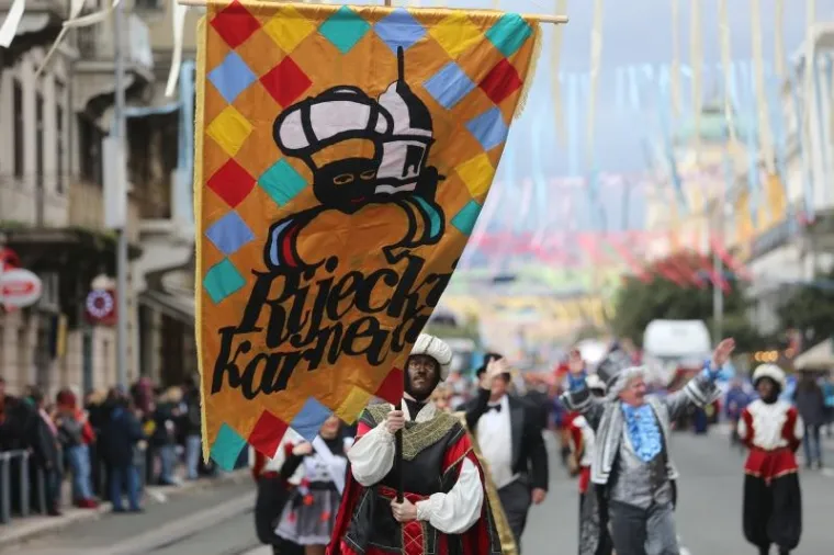 Vi&scaron;e od deset tisuća ljudi pratilo je ma&scaron;karanu povorku na 33. Međunarodnom riječkom karnevalu.