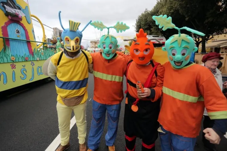 Vi&scaron;e od deset tisuća ljudi pratilo je ma&scaron;karanu povorku na 33. Međunarodnom riječkom karnevalu.