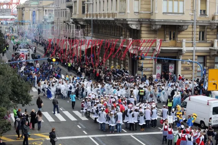 Vi&scaron;e od deset tisuća ljudi pratilo je ma&scaron;karanu povorku na 33. Međunarodnom riječkom karnevalu.