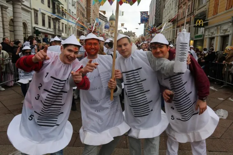 Vi&scaron;e od deset tisuća ljudi pratilo je ma&scaron;karanu povorku na 33. Međunarodnom riječkom karnevalu.