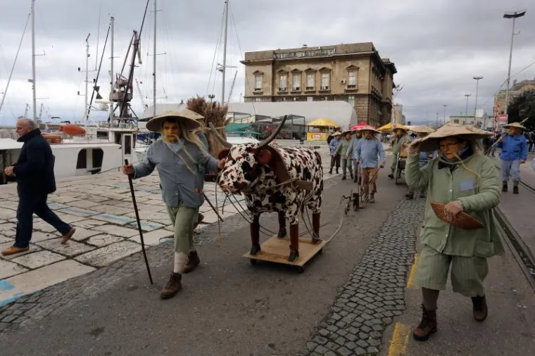 Vi&scaron;e od deset tisuća ljudi pratilo je ma&scaron;karanu povorku na 33. Međunarodnom riječkom karnevalu.