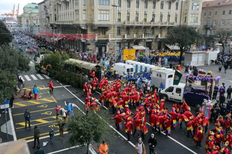 Vi&scaron;e od deset tisuća ljudi pratilo je ma&scaron;karanu povorku na 33. Međunarodnom riječkom karnevalu.
