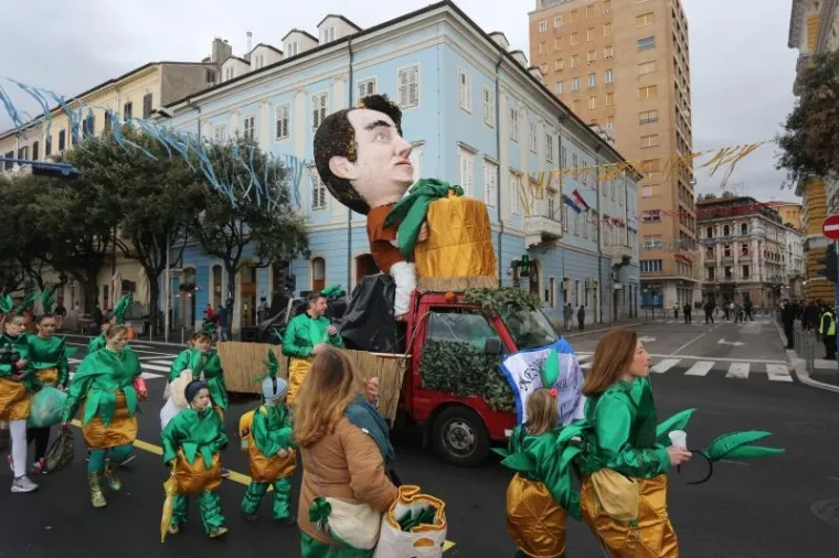 Vi&scaron;e od deset tisuća ljudi pratilo je ma&scaron;karanu povorku na 33. Međunarodnom riječkom karnevalu.