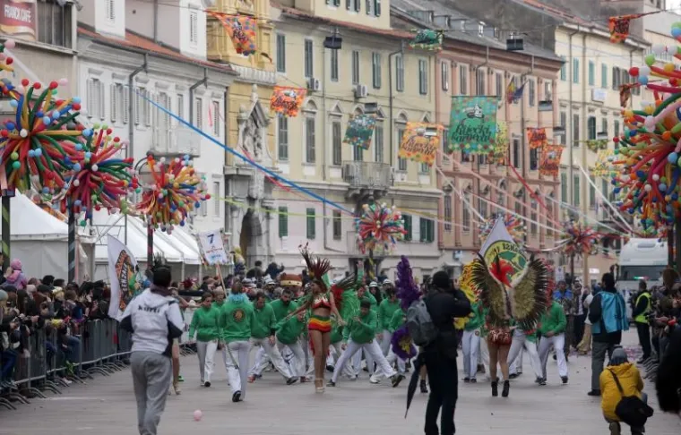 Vi&scaron;e od deset tisuća ljudi pratilo je ma&scaron;karanu povorku na 33. Međunarodnom riječkom karnevalu.