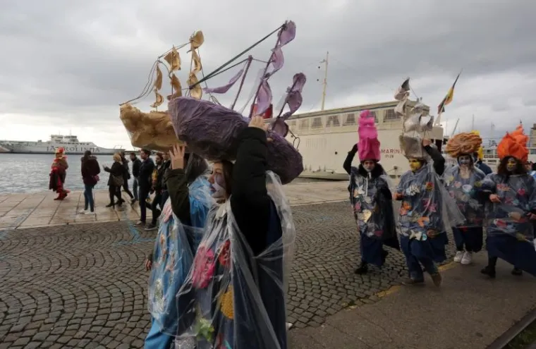 Vi&scaron;e od deset tisuća ljudi pratilo je ma&scaron;karanu povorku na 33. Međunarodnom riječkom karnevalu.