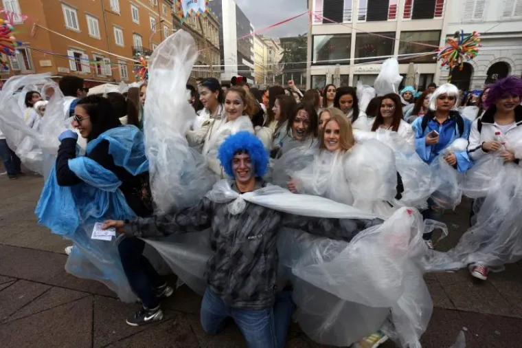 Vi&scaron;e od deset tisuća ljudi pratilo je ma&scaron;karanu povorku na 33. Međunarodnom riječkom karnevalu.