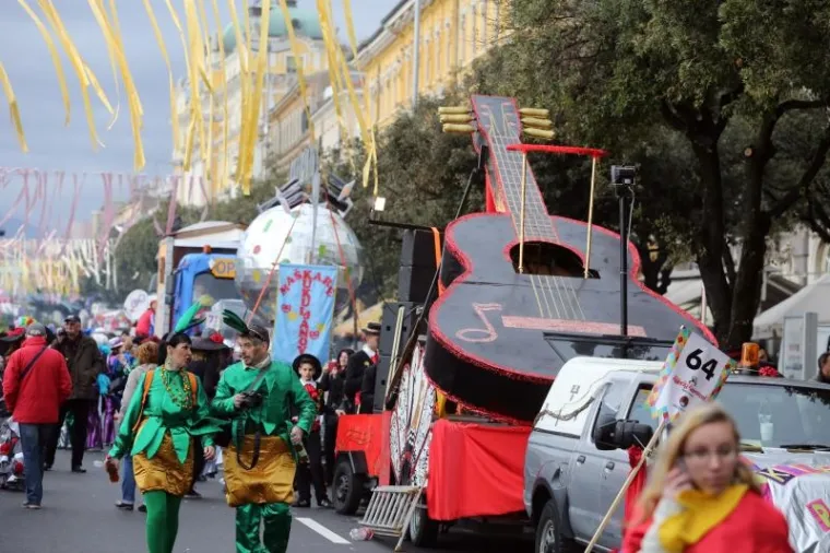 Vi&scaron;e od deset tisuća ljudi pratilo je ma&scaron;karanu povorku na 33. Međunarodnom riječkom karnevalu.