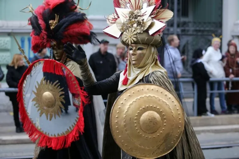 Vi&scaron;e od deset tisuća ljudi pratilo je ma&scaron;karanu povorku na 33. Međunarodnom riječkom karnevalu.