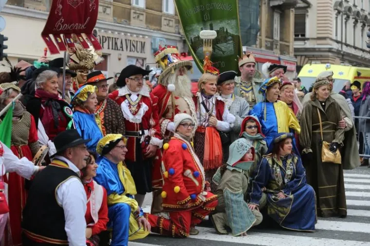 Vi&scaron;e od deset tisuća ljudi pratilo je ma&scaron;karanu povorku na 33. Međunarodnom riječkom karnevalu.