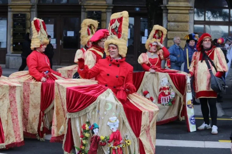 Vi&scaron;e od deset tisuća ljudi pratilo je ma&scaron;karanu povorku na 33. Međunarodnom riječkom karnevalu.