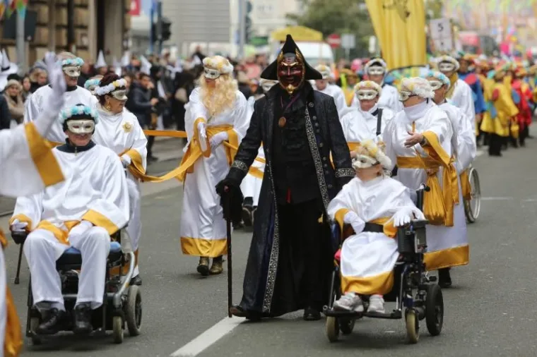 Vi&scaron;e od deset tisuća ljudi pratilo je ma&scaron;karanu povorku na 33. Međunarodnom riječkom karnevalu.