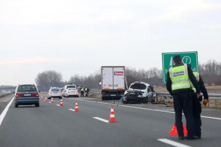 KOD IVANIĆA: Dvije osobe poginule u sudaru automobila i kamiona