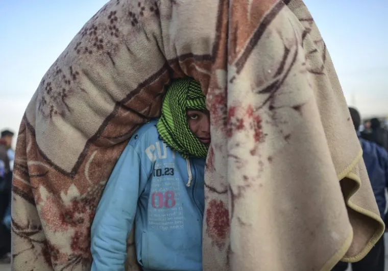 DRAMA NA TURSKOJ GRANICI: Očajnici danima stoje za hladnoći