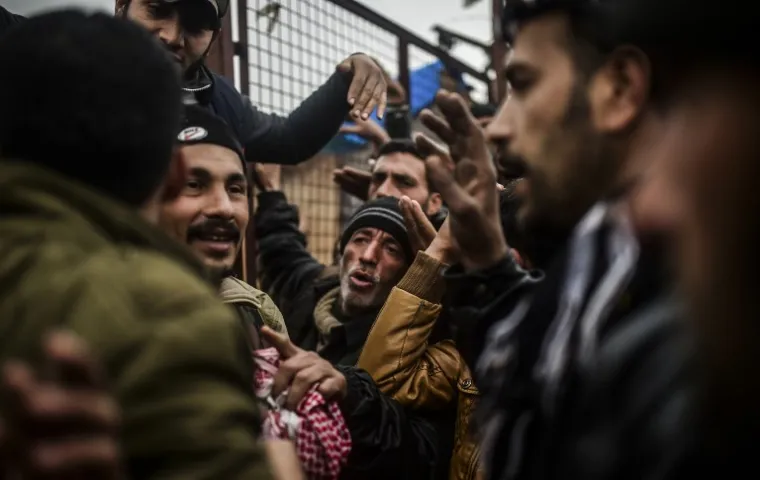 DRAMA NA TURSKOJ GRANICI: Očajnici danima stoje za hladnoći